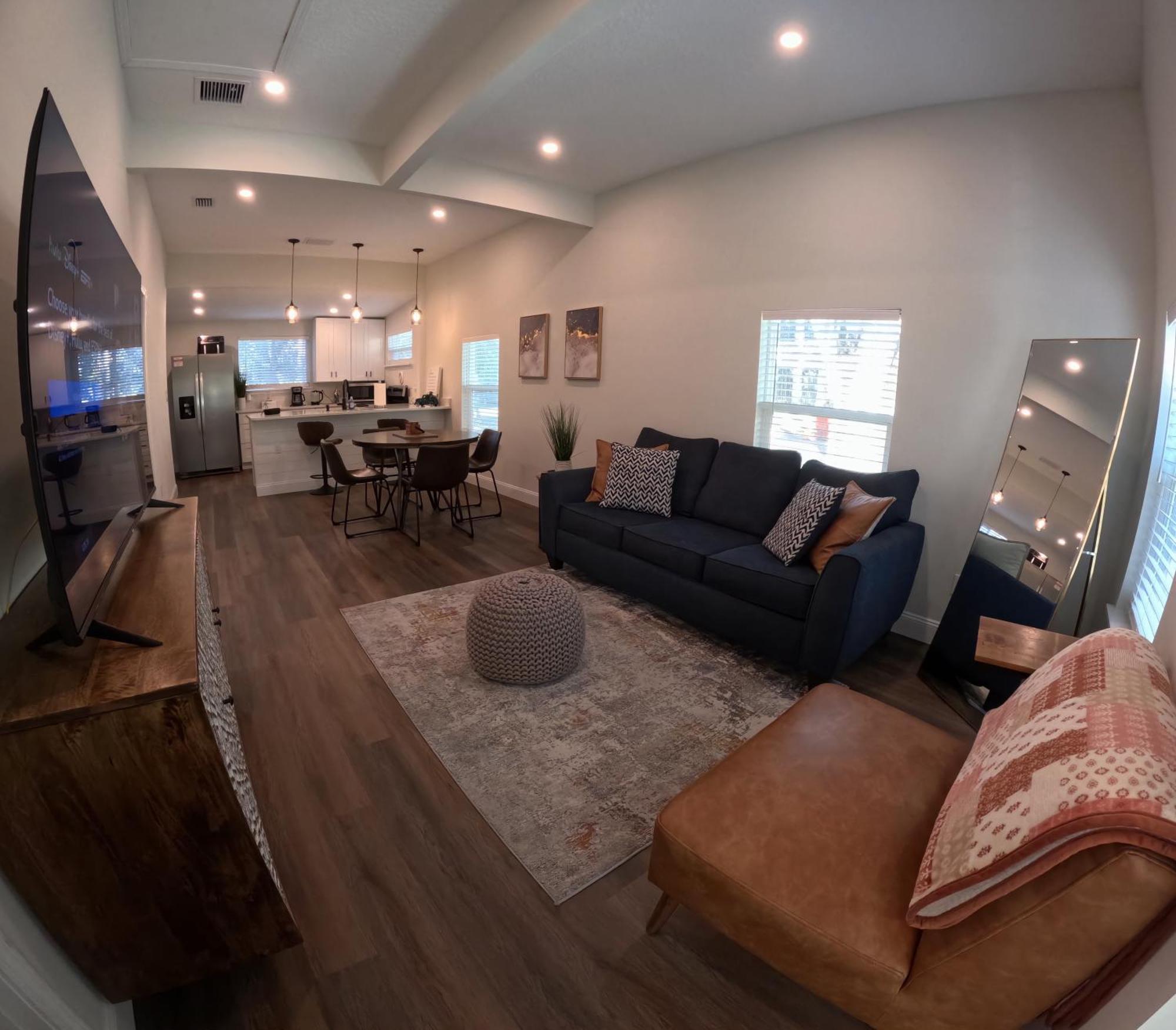 Steps To Trolley #11, Tesla Wall Connector, Walk Downtown เซนต์ออกัสติน ภายนอก รูปภาพ